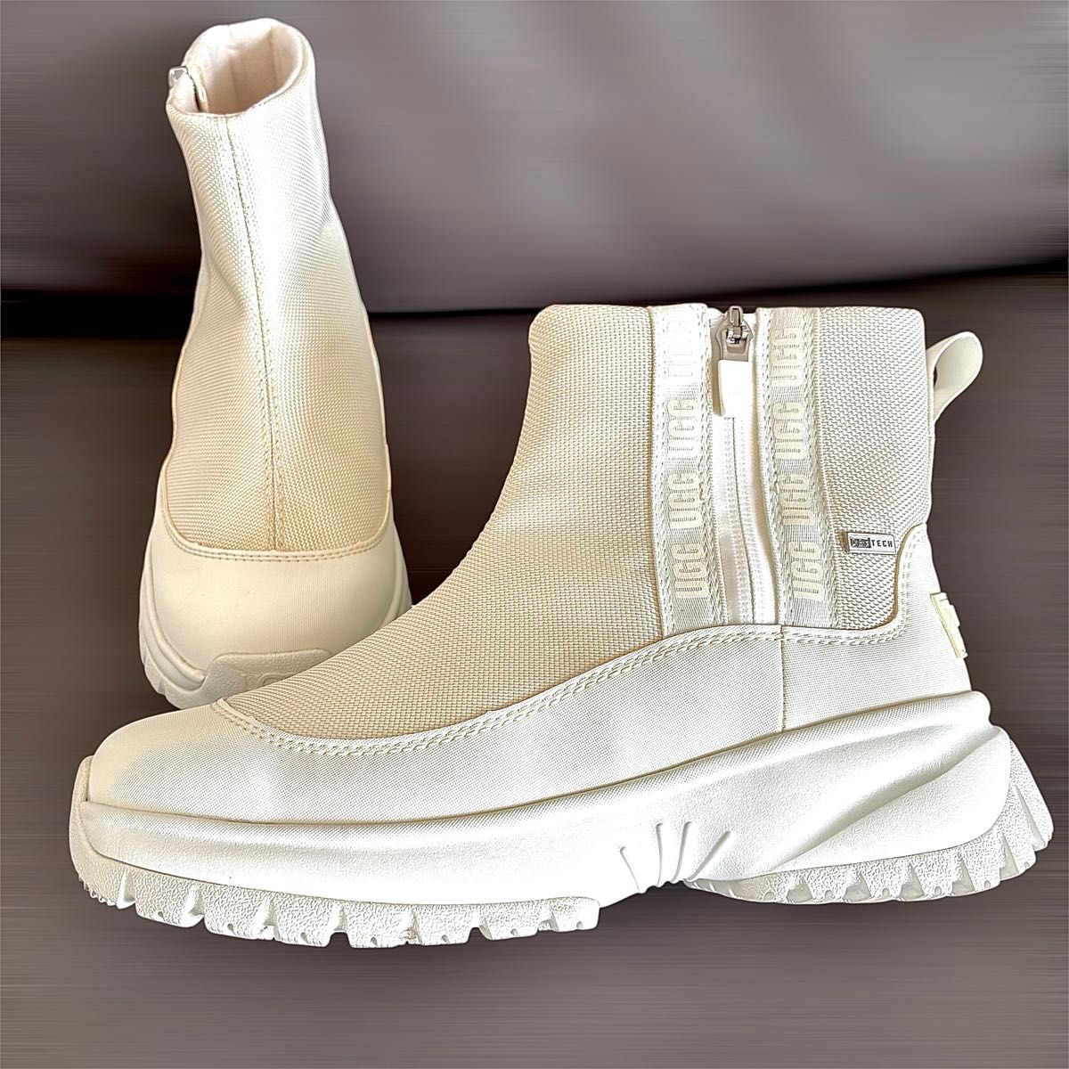 未使用級 UGG アグ 防水ブーツ Yose Zip レディース 白 厚底 23 0