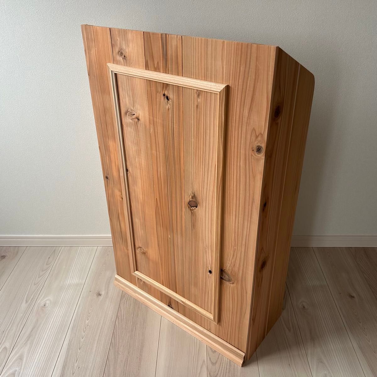 マルシェや展示販売のレジ台に 杉の無垢材を使ったモールディングが