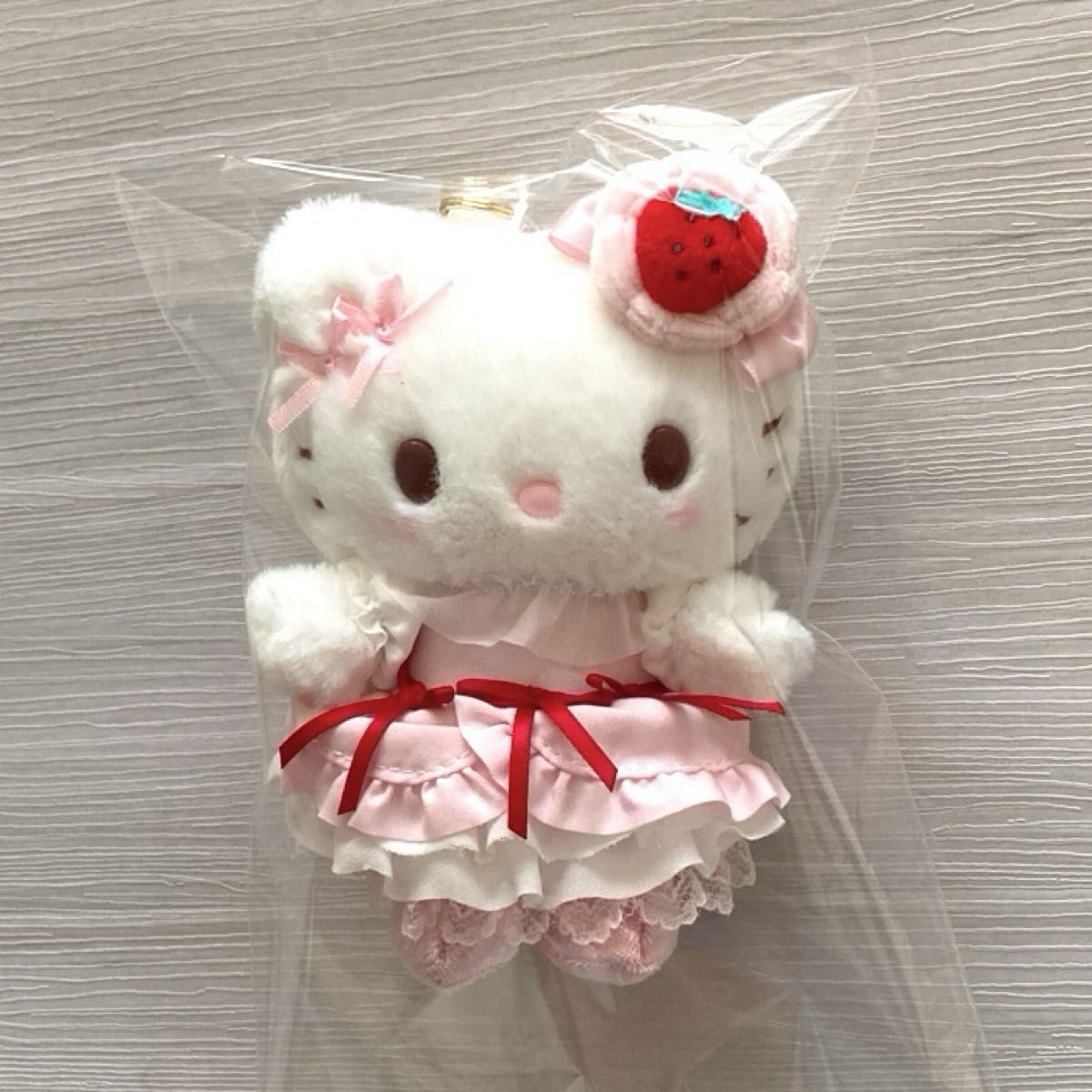 ハローキティ いちごホイップケーキ マスコットホルダー ぬいぐるみ