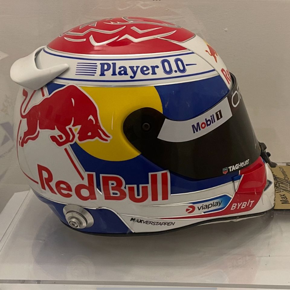 直筆サイン入り】 マックスフェルスタッペンヘルメット – AuthentiCo.