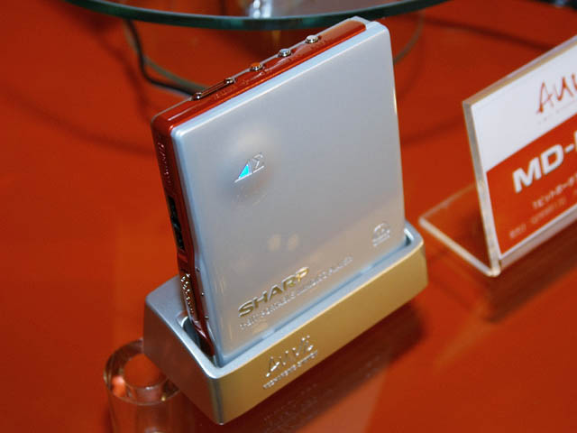 シャープ、初の1ビットデジタルアンプ搭載MDプレーヤー