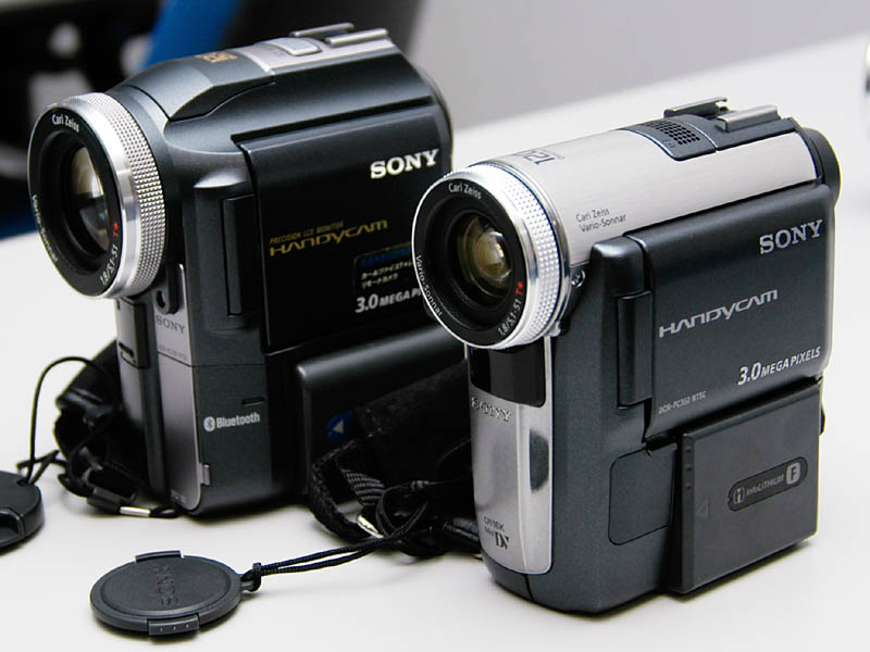 ソニー、クラス最小ボディの300万画素CCDハンディカム