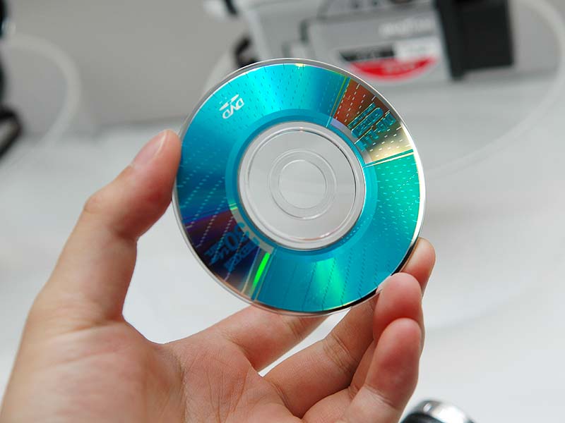 日立、ベアディスク採用の小型軽量DVDカム2機種