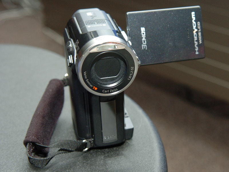 ソニー、独自開発のCMOSセンサ3板式DVカメラ