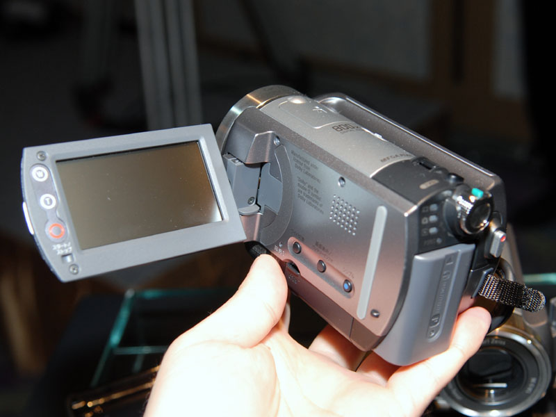 ソニー、MPEG-2記録のHDDハンディカム小型モデル