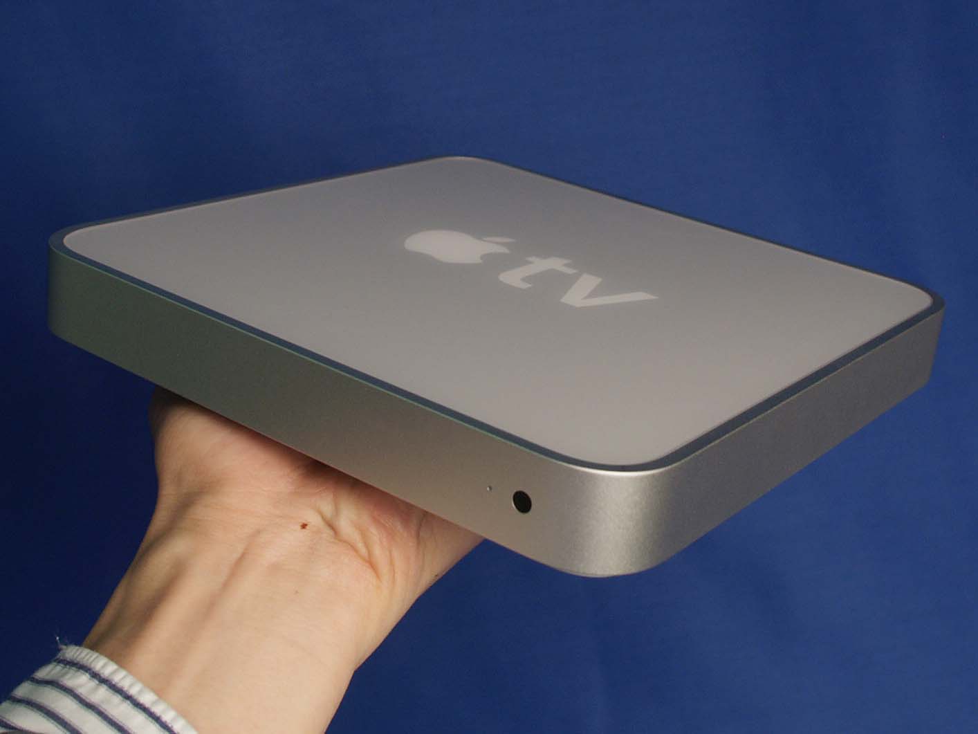 新製品レビュー】iTunesのビデオ/音楽をテレビで。アップル「Apple TV」