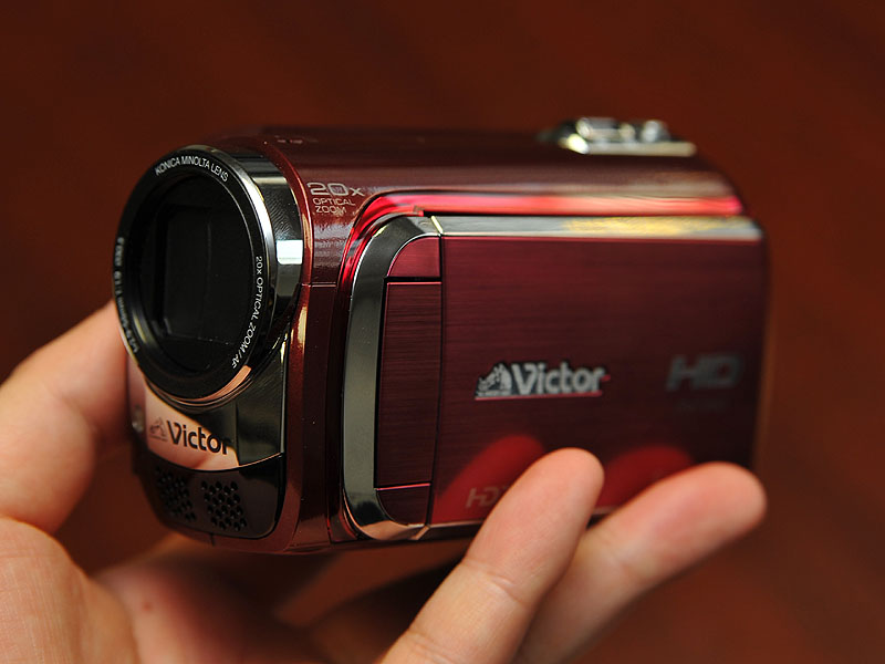 ビクター、HDD搭載で世界最小/最軽量のHDムービー「Everio」