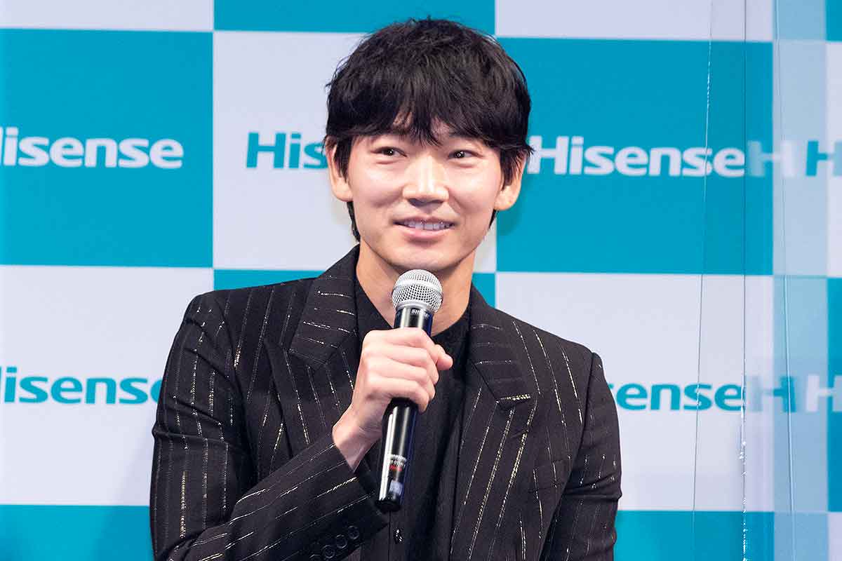 ハイセンス新CMの綾野剛、TV新モデルは「“色彩”の領域に進化」 - AV Watch