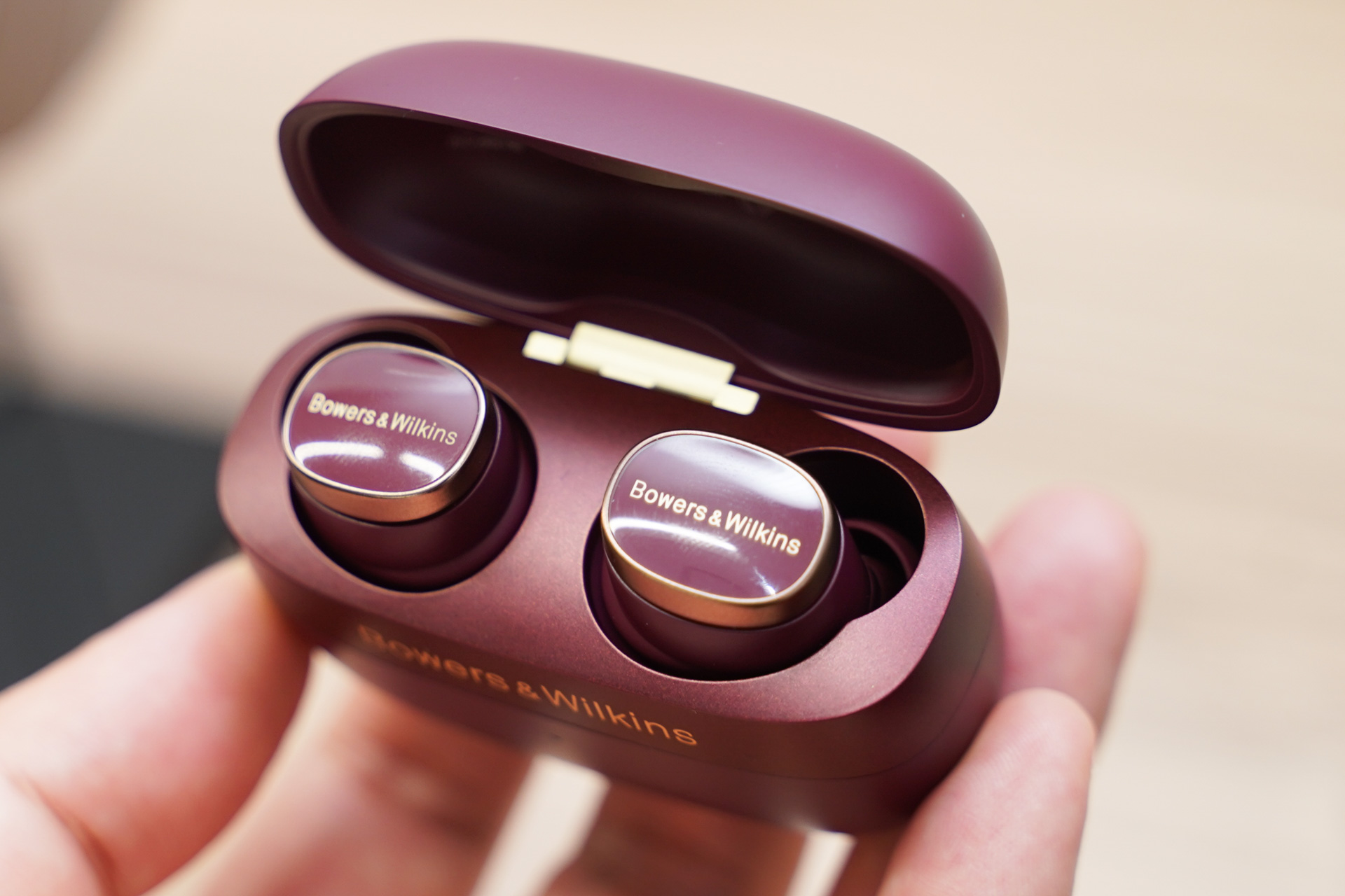 B&W「Pi8」に新色ダーク・バーガンディ、ヘッドフォン「Px7 S3」には