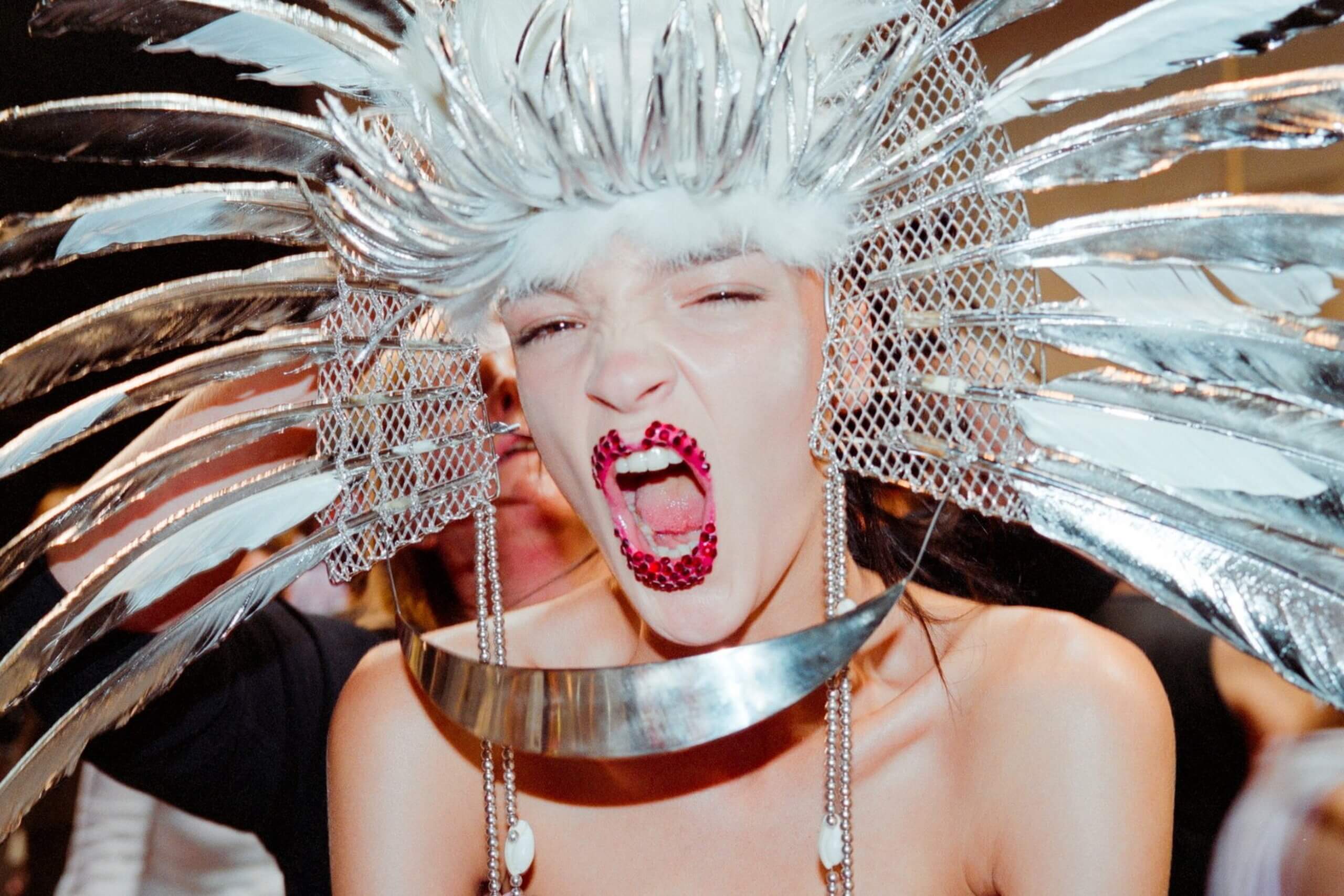 ジョン・ガリアーノ 世界一愚かな天才デザイナー』公開記念│英国の