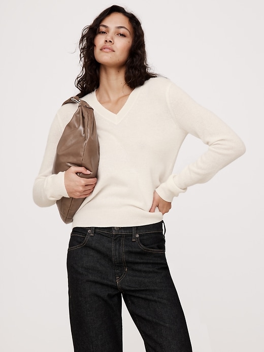 Lightweight Cashmere V-Neck Sweater | Banana Republic