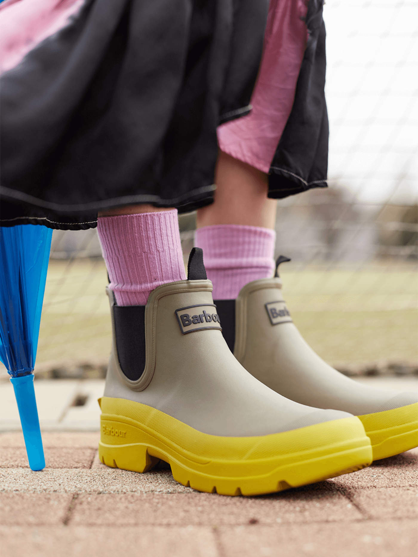 相棒は〈バブアー〉のレインブーツ。晴れやかな気持ちで過ごす雨の日