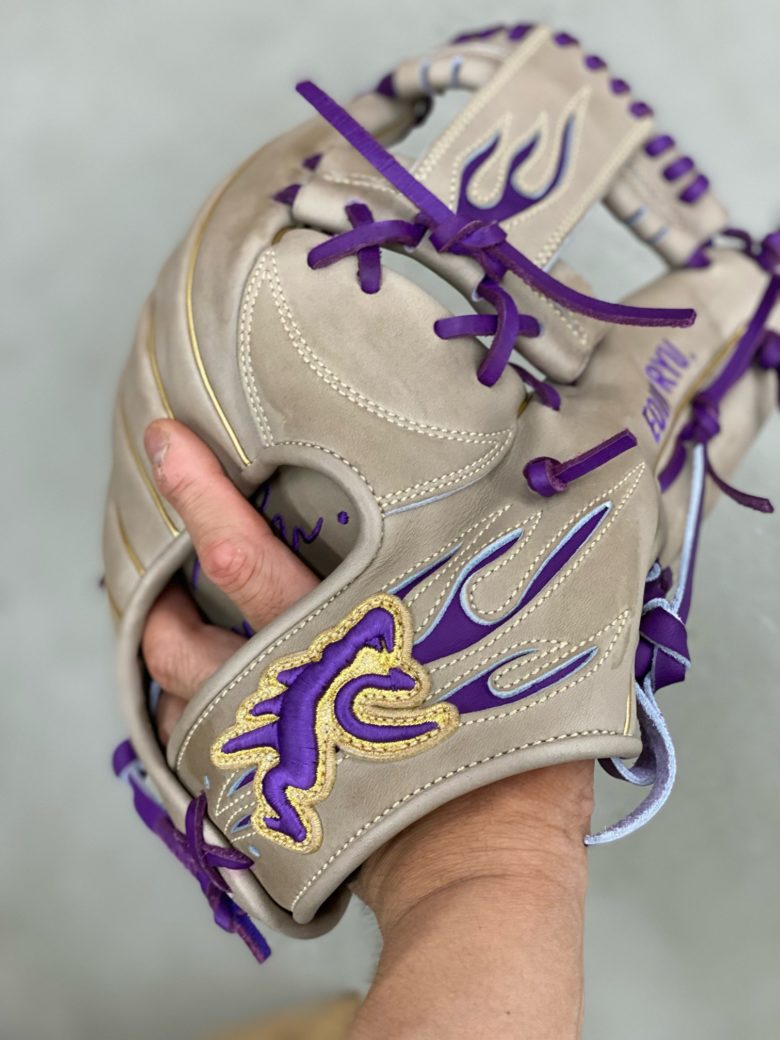 小指2本型付け】RYU6周年記念グラブ：グレージュのソフト3号型付け