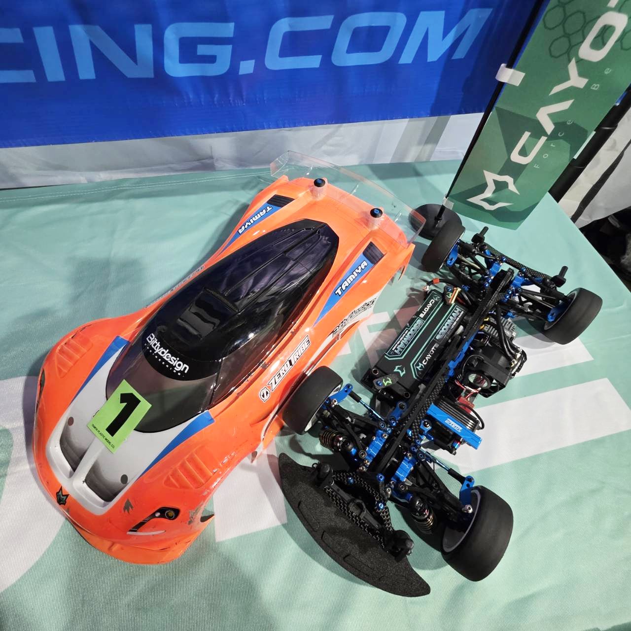 ZEROTRIBEオリジナル Awesomatix A800R用カーボンシャーシを発売予定