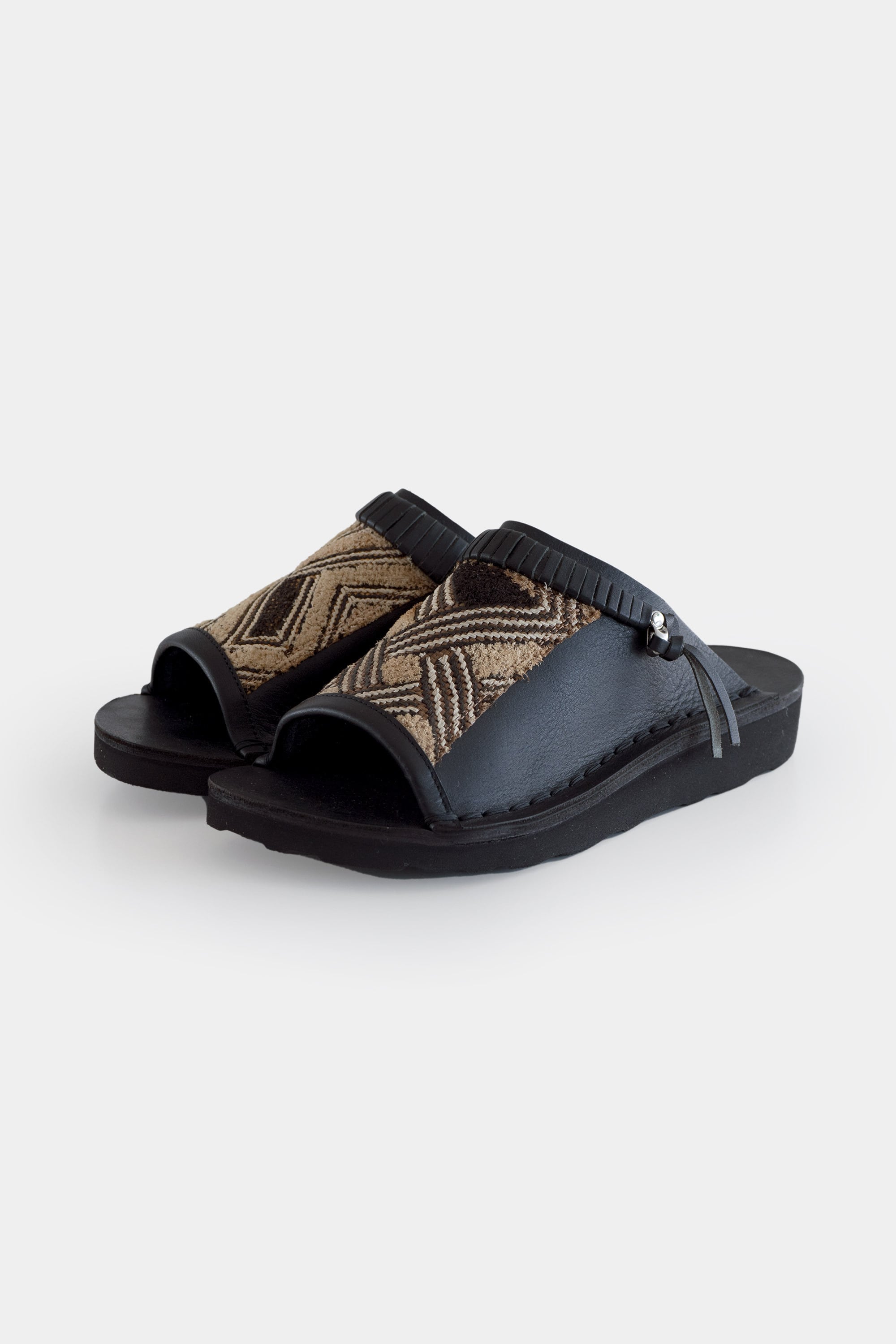 WONDER FULL LIFE - Kuba Sandal クバ布 サンダル Black | ROUND ROBIN