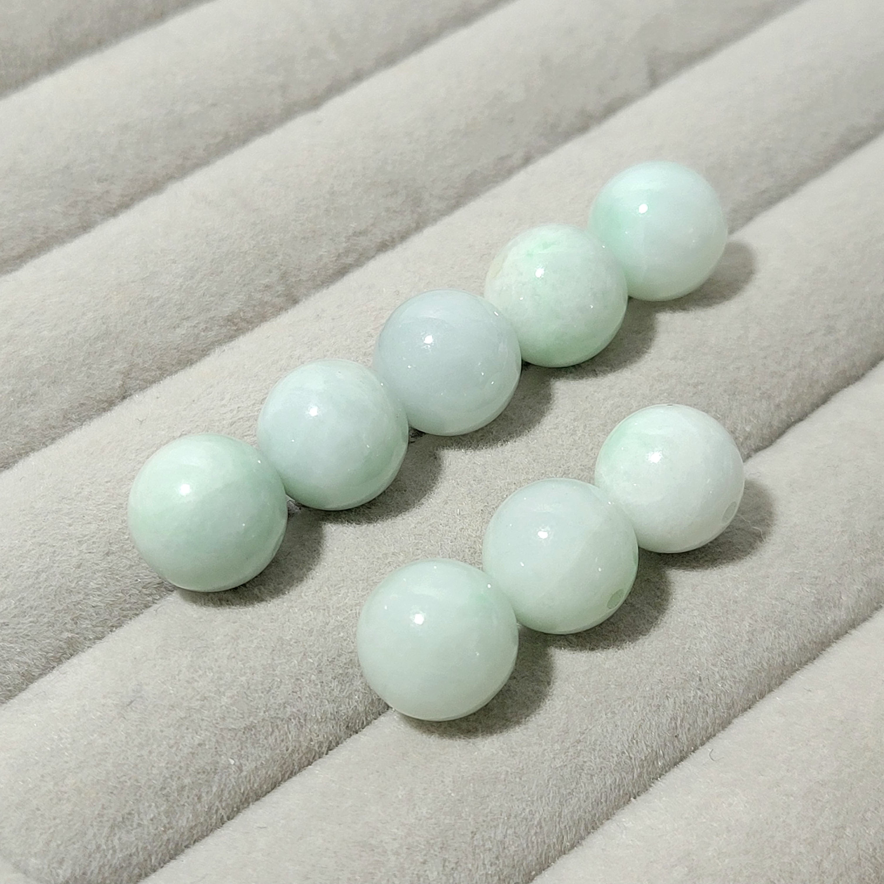 10㍉薄グリーン・糸魚川翡翠:丸玉バラ BMD-pgr0002 | 糸魚川翡翠工芸家