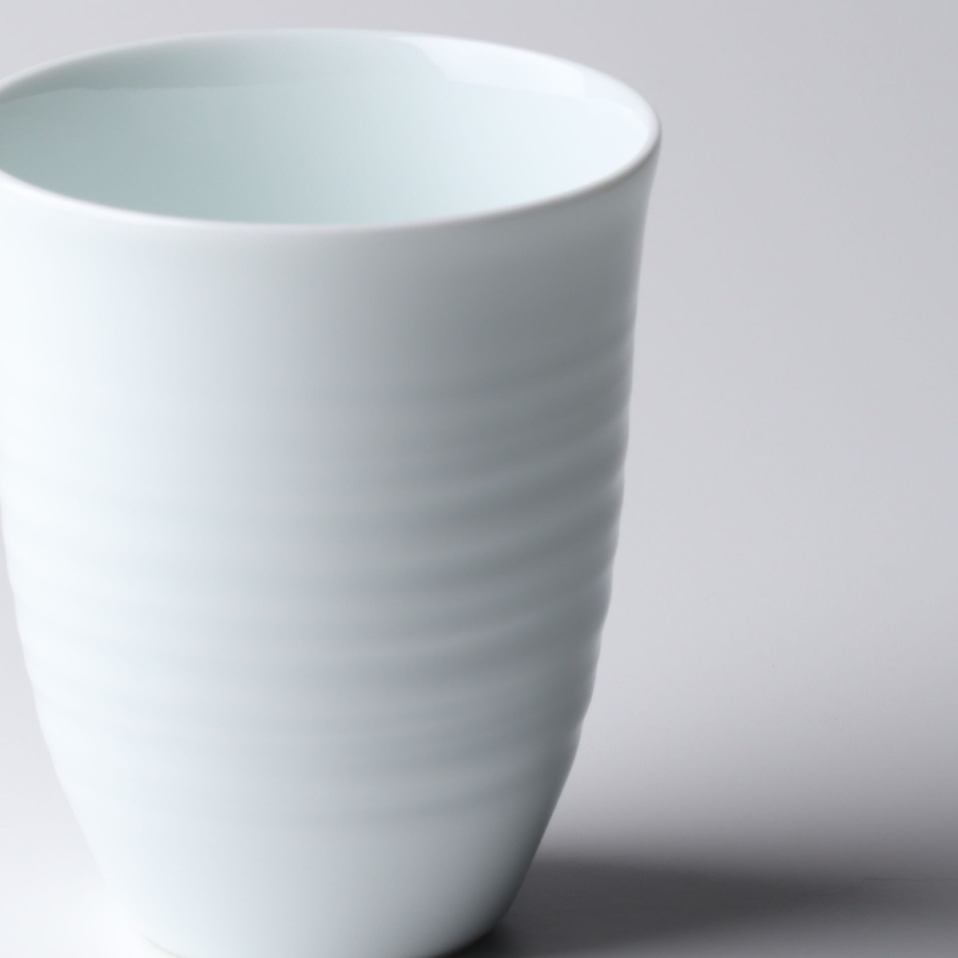 0268 白磁彫フリーカップ | 有田焼 白磁・青磁 佳秀窯 西山 正 公式