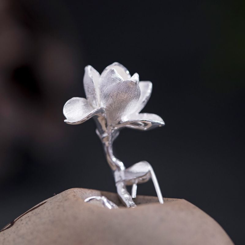 木蓮の花のシルバーブローチ：美しさを身に着けるアクセサリーC032 | Vary