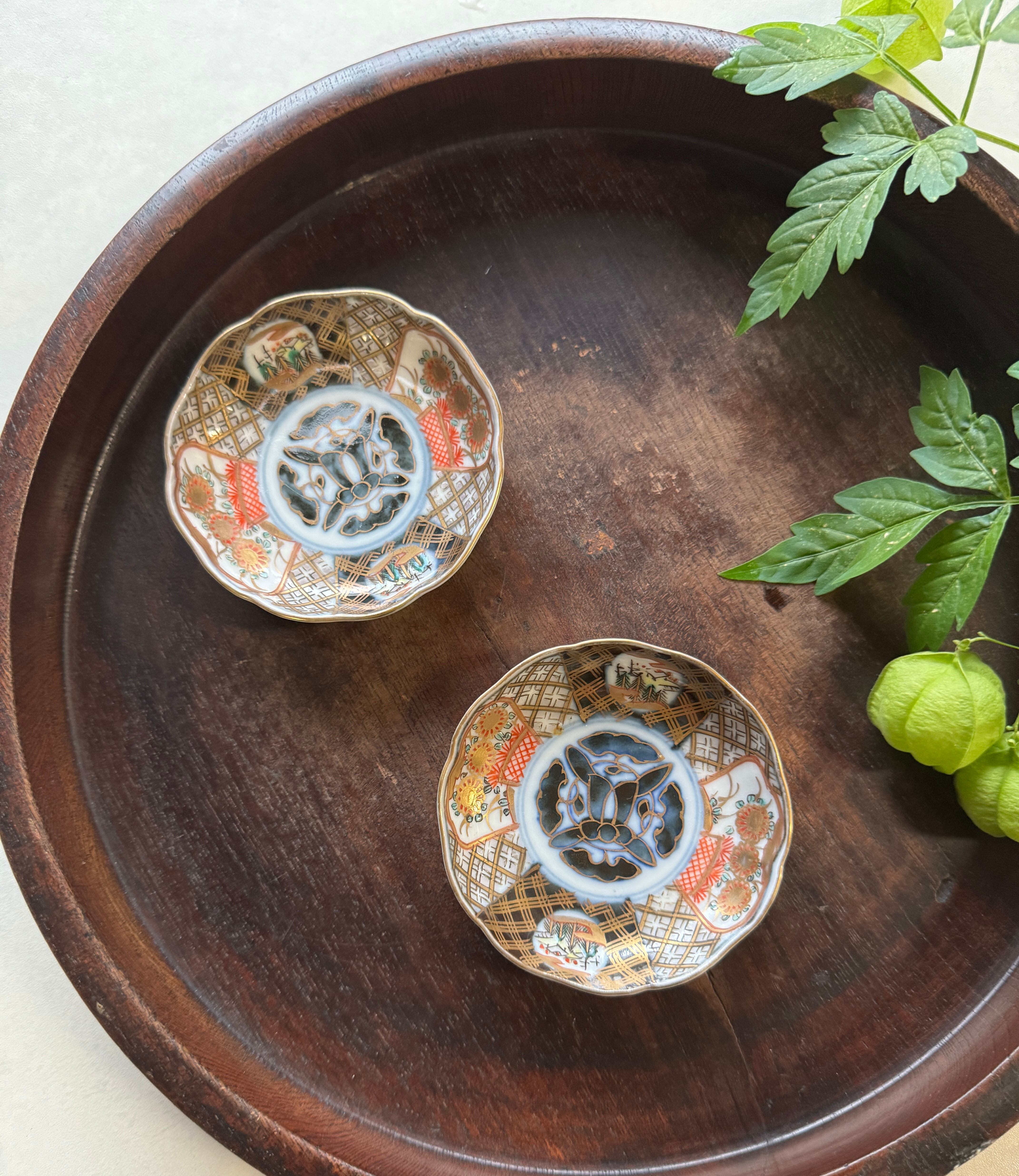 明治期 伊万里染錦豆皿二枚 骨董皿 和皿 草花文 金彩色絵小皿 | Leaf