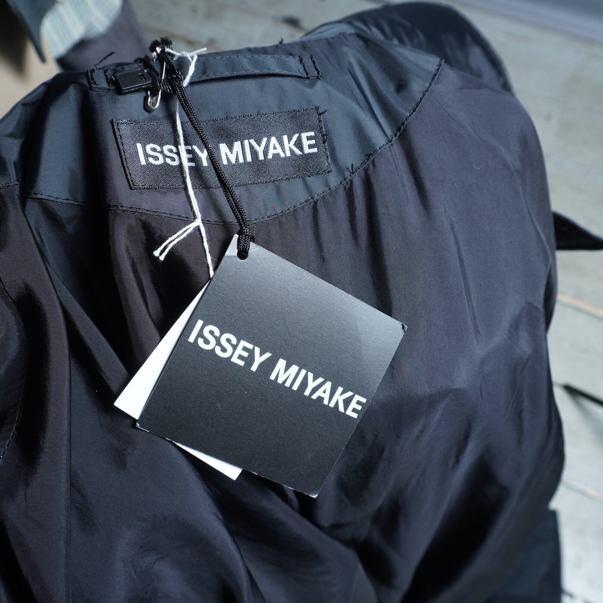 ISSEY MIYAKE】イッセイミヤケ 美品 タグ付 パラシュート ステンカラー