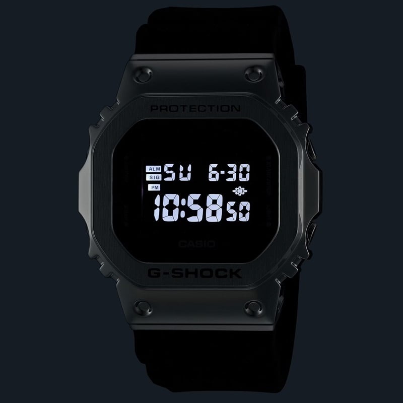 カシオ G-SHOCK GM-5600U-1JF メタルケース シルバー デジタル 20気圧