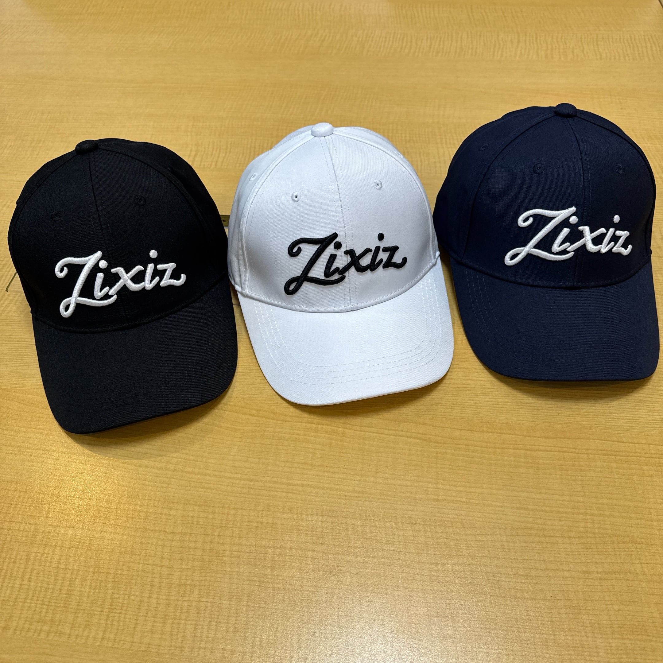 新型刺繍ZIXIZのキャップ3色展開、新型刺繍（ブラック・ホワイト