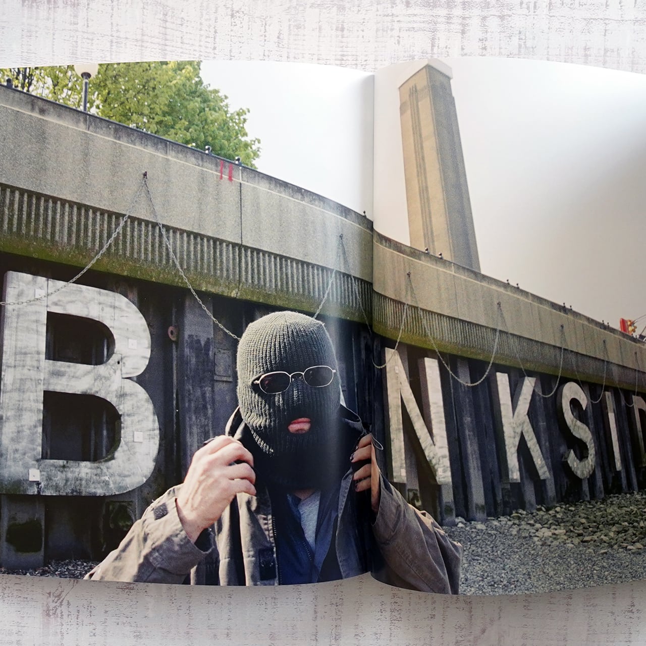 BANKSY CAPTURED by STEVE LAZARIDES 限定ケース付 | タイムカプセル