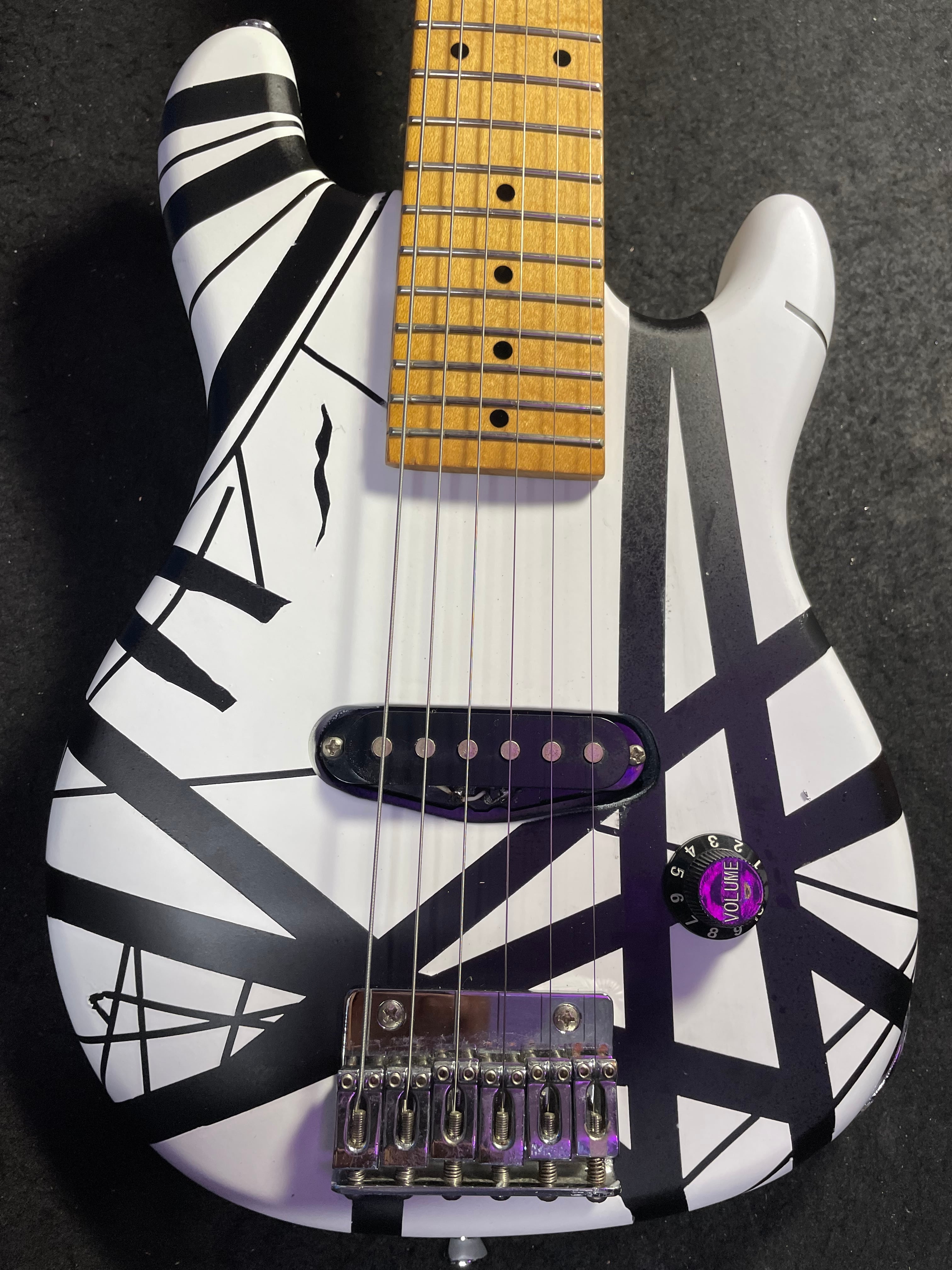 SALE！photogenicのミニギターを白黒フランケンver.にしてみました