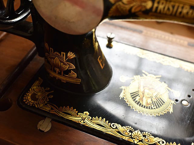 期間限定Sale ! 鍵付き木箱付きのとても美しい古いドイツ製ミシン