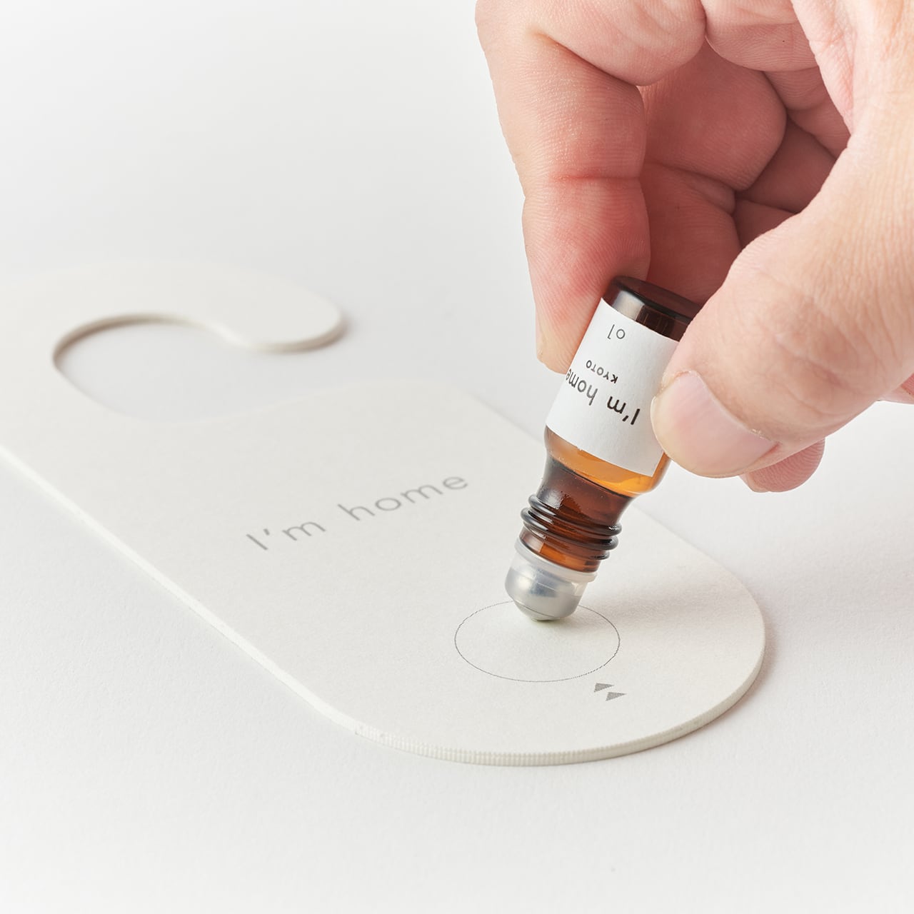 05 amber calm & paper hanger【ロールオンボトル 2ml】 | TADAIMA