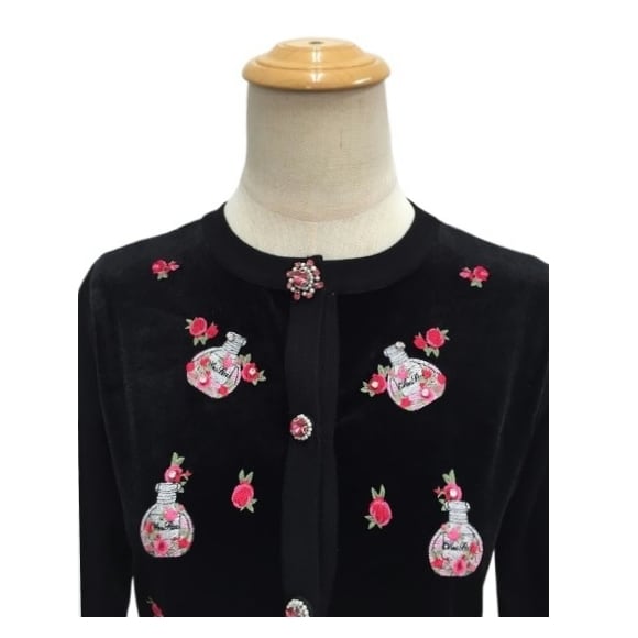 スーパービューティー カーディガン 香水瓶刺しゅう ベロア素材 ニット