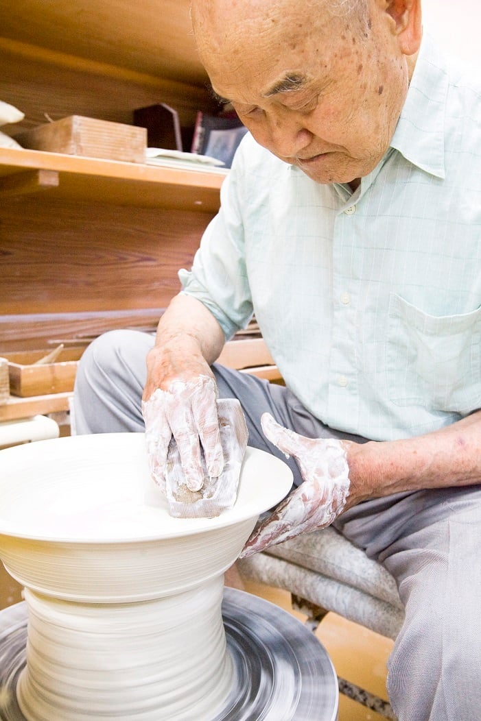 井上萬二作】白磁染麦彫文徳利 | 井上萬二窯 INOUE MANJI KILN