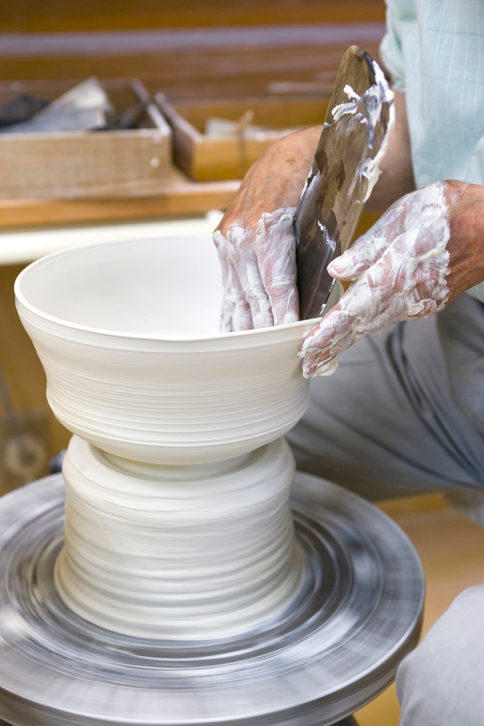 井上萬二作】白磁緑釉百合彫文徳利 | 井上萬二窯 INOUE MANJI KILN