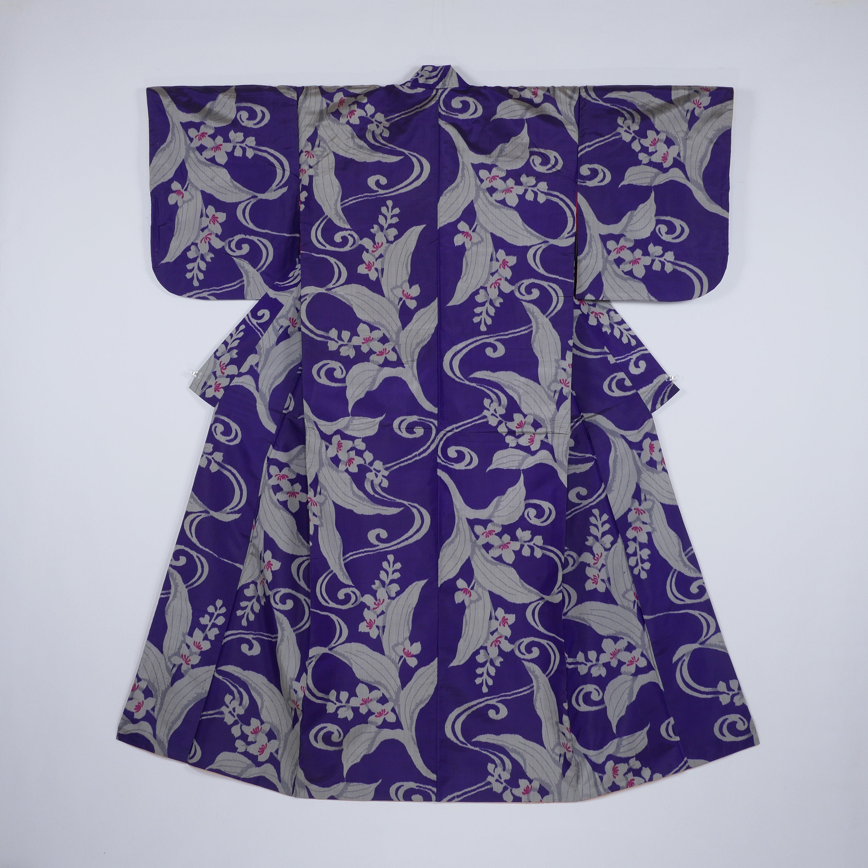 正絹 蘭模様 秩父銘仙着物 | Vintage purple meisen kimono with a
