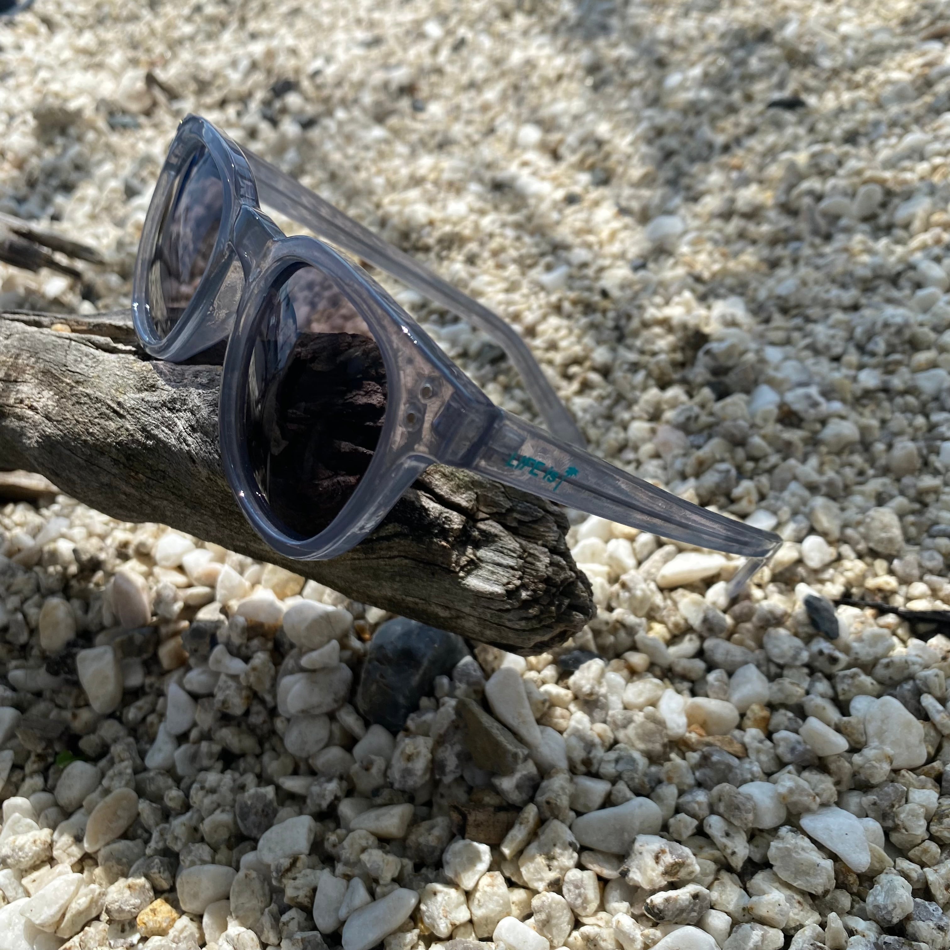 UV99％CUT☆LIFE is ブルーグレーサングラス ケース付¥4990(￥5489