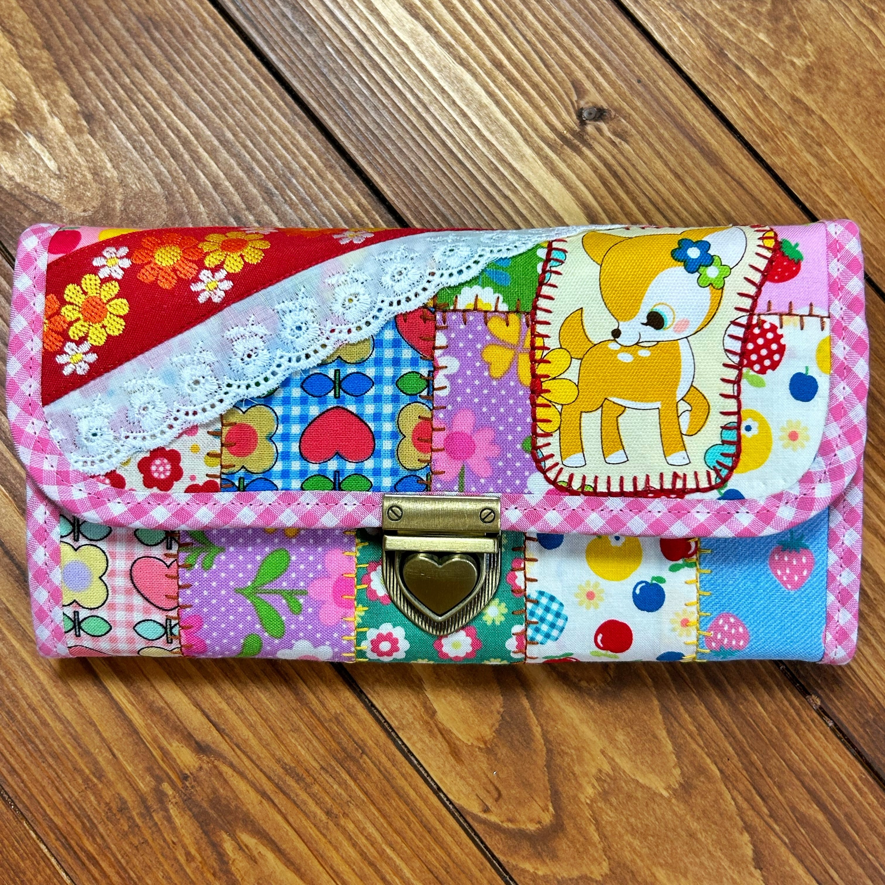 どこで買ったの？と聞かれちゃうレトロカラフルなやりくり長財布