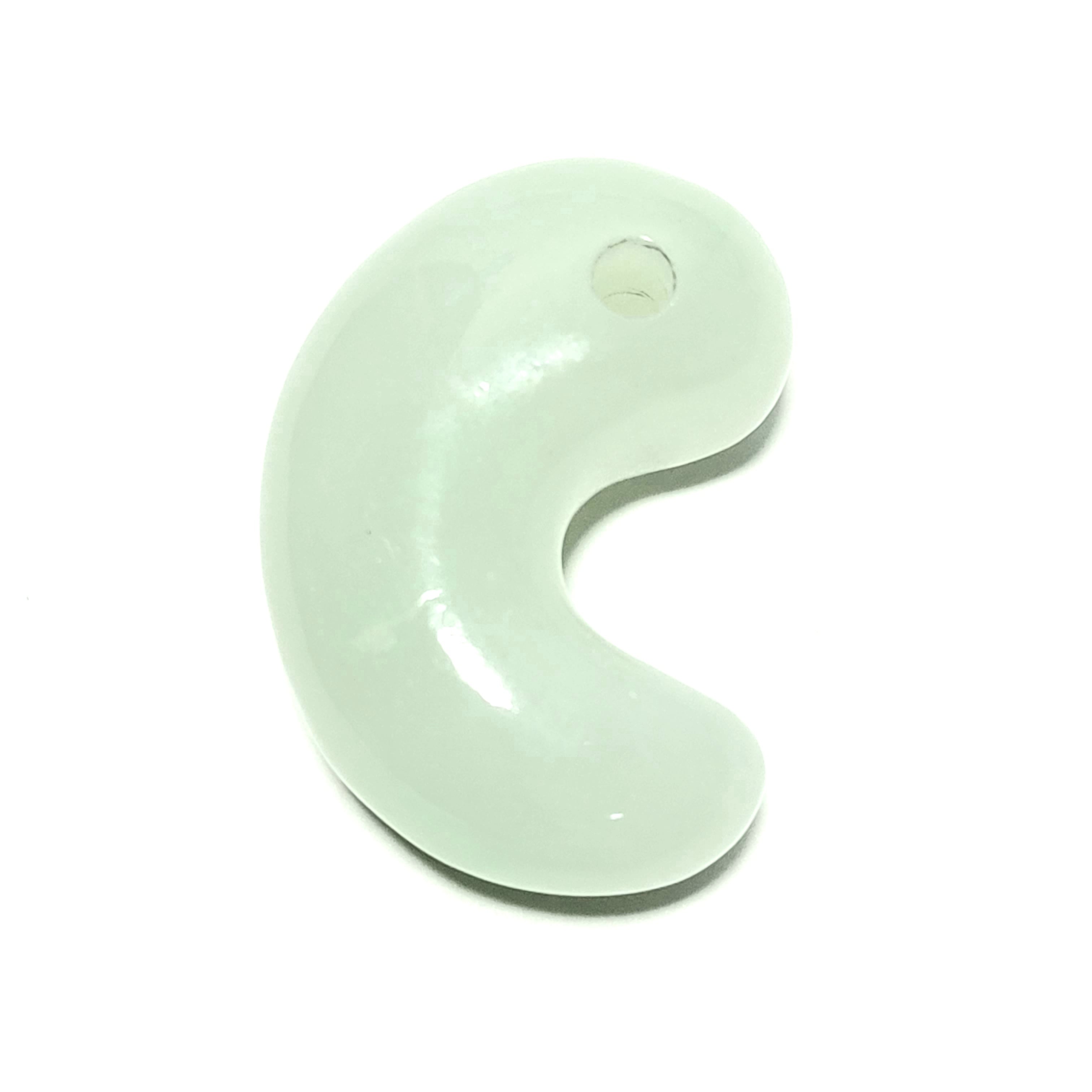 緑色 アイスジェイド:勾玉:糸魚川翡翠 MT0233 | 糸魚川翡翠工芸家 赤羽