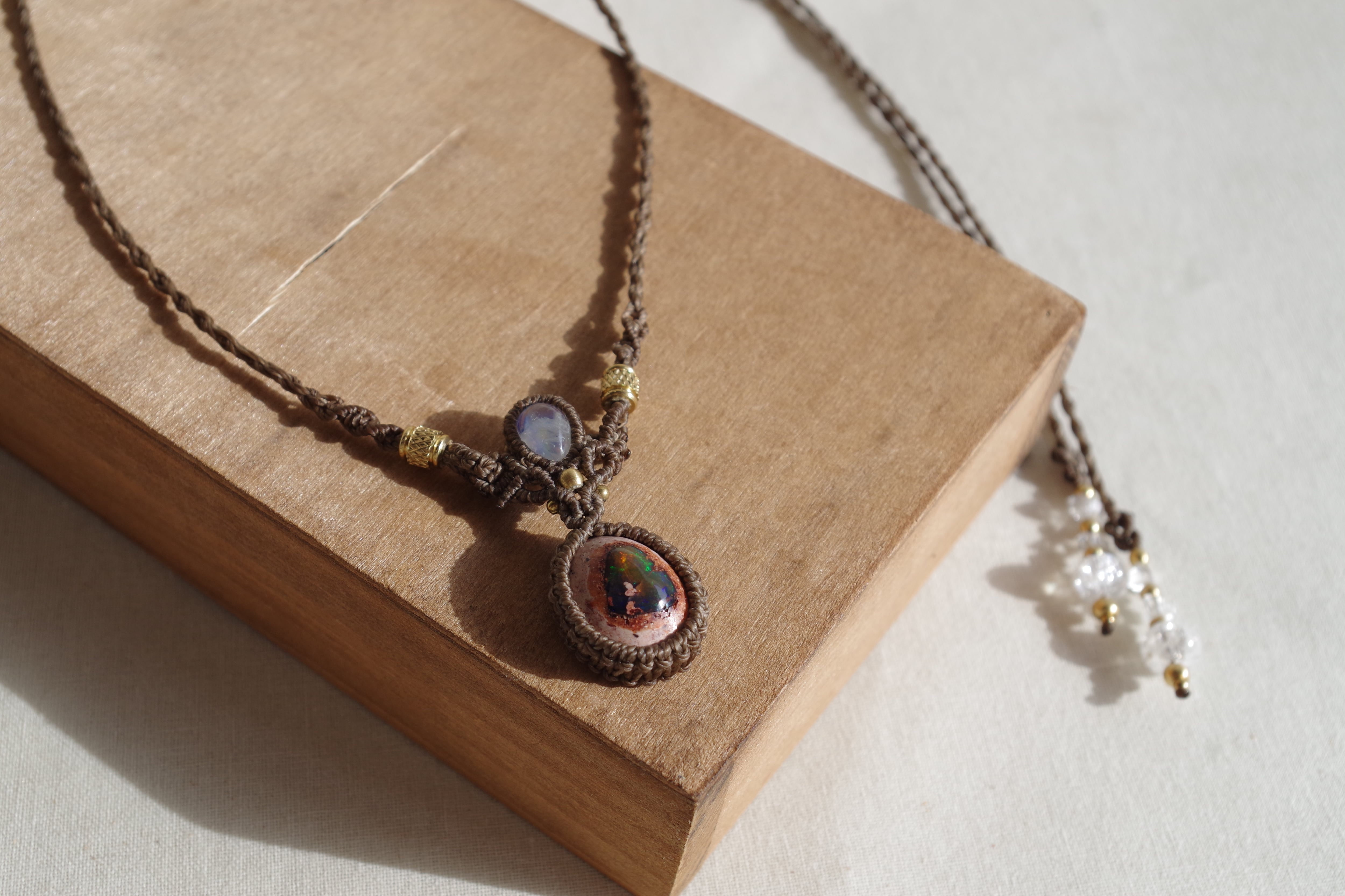 Cantera opal × Rainbow moonstone necklace | Lico macrame jewely shop