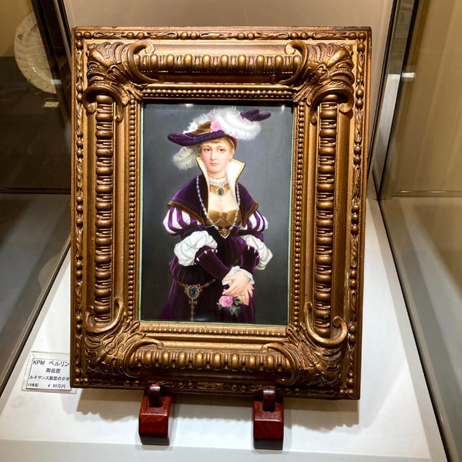 KPM ベルリン 陶板画 “ルネッサンス風服装の美少女” 額付き