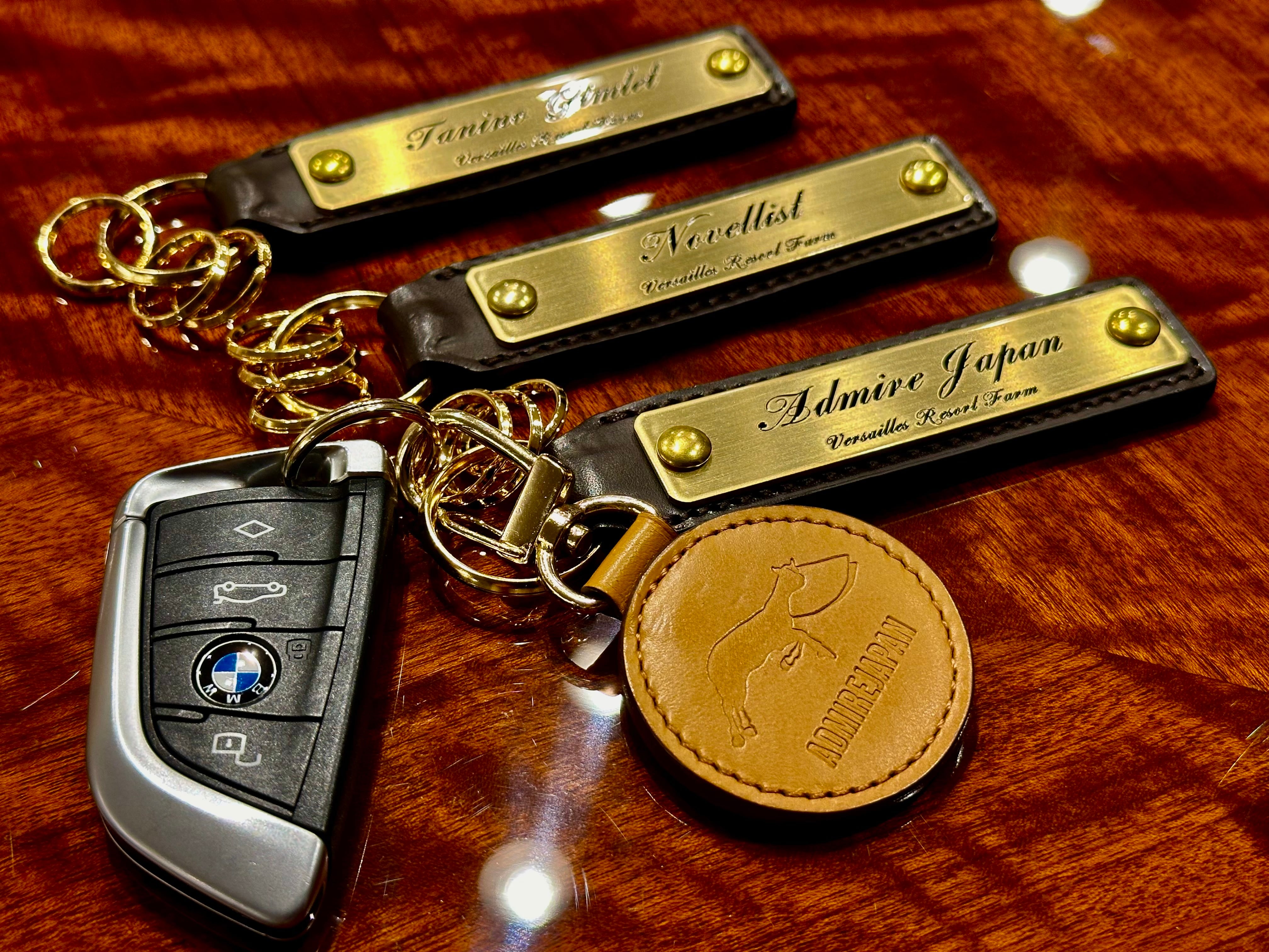 SOMÈS×Versailles Resort Farm 新馬名プレートキーホルダー