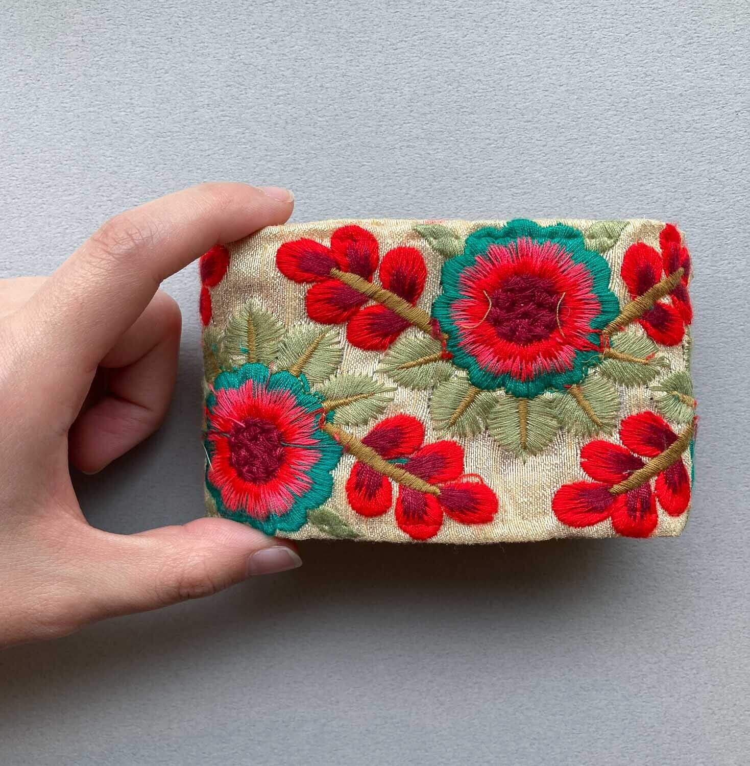 最終入荷〉ピンクと緑のお花太幅インド刺繍リボン（1mカット） | Dua