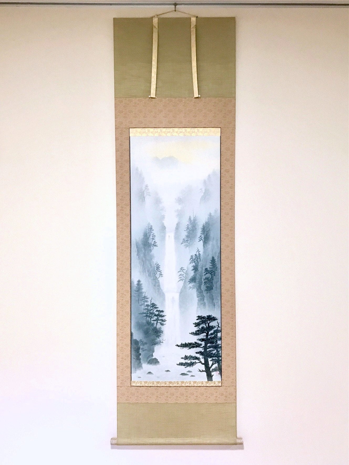 高橋晨「水墨山水（滝）」掛軸（尺五立） | 吉村唐木店 WEBSHOP