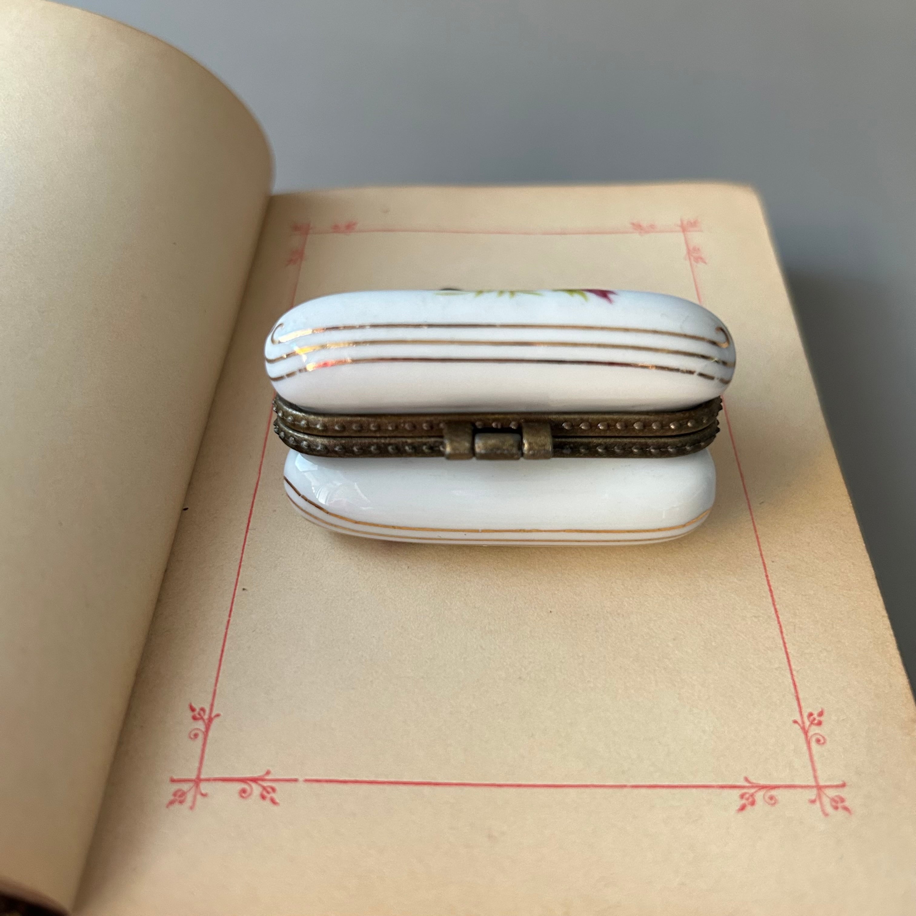 リモージュ焼 バッグ型ピルケース〈ポーセリンアート刻印あり〉 | Rika