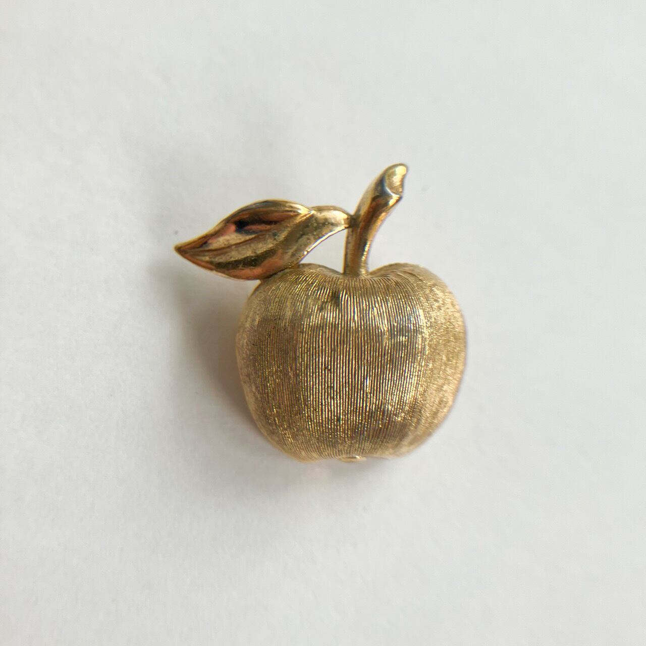 Crown Trifari” gold apple brooch[b-424] ヴィンテージブローチ | LEO