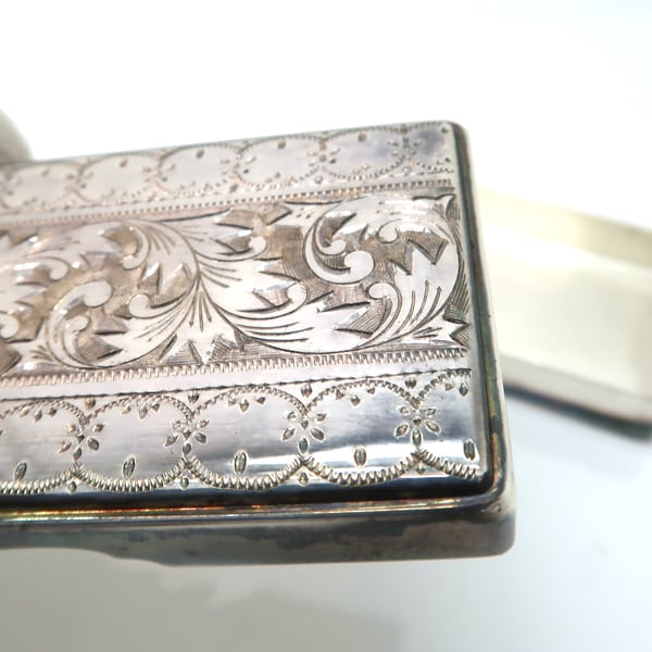 銀製 小物入れ 彫金 箱 片切彫 煙草入 ボンボニエール 香合 爪楊枝入
