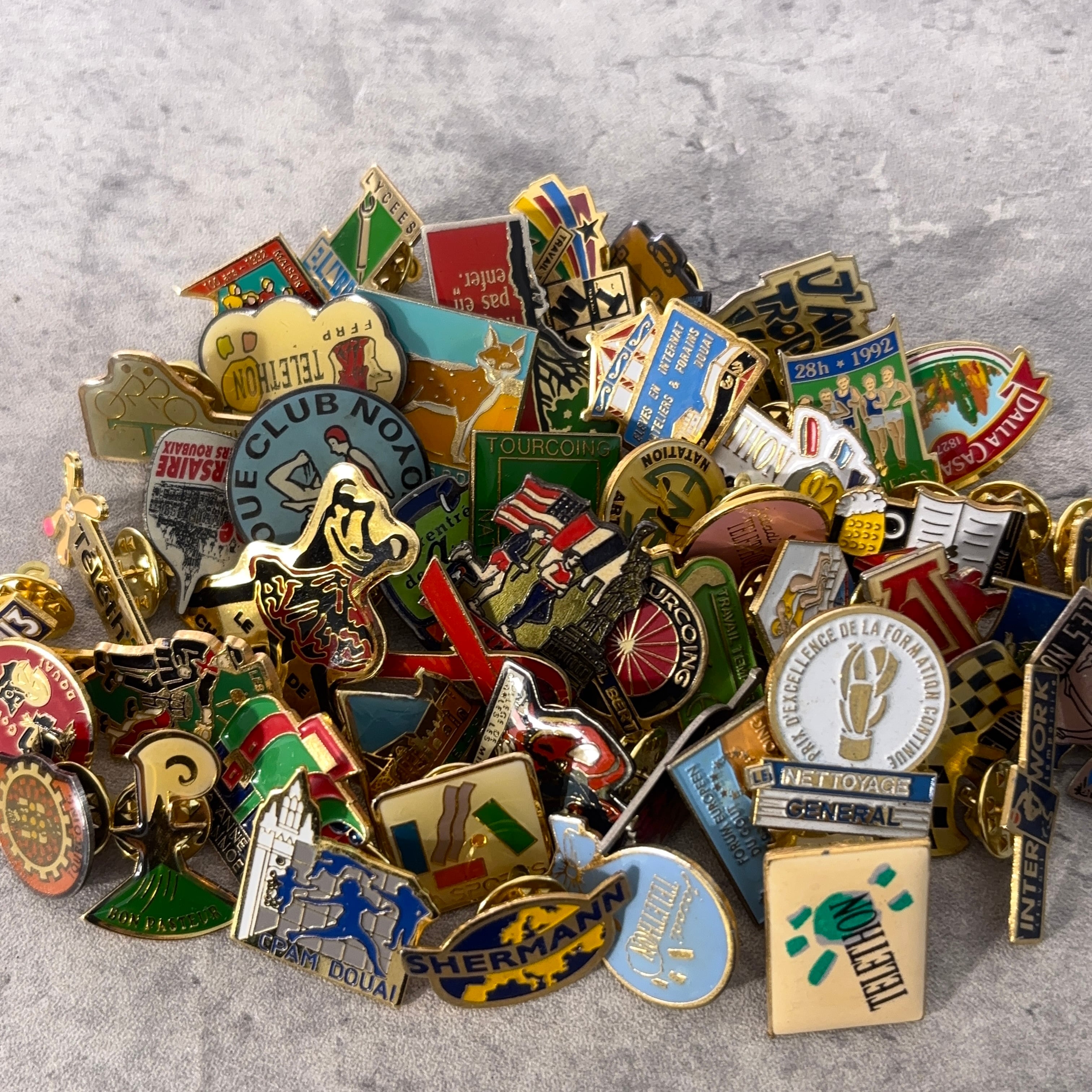 フランス雑貨☆ピンバッジ100個セット☆ ピンバッジ フランス まとめ
