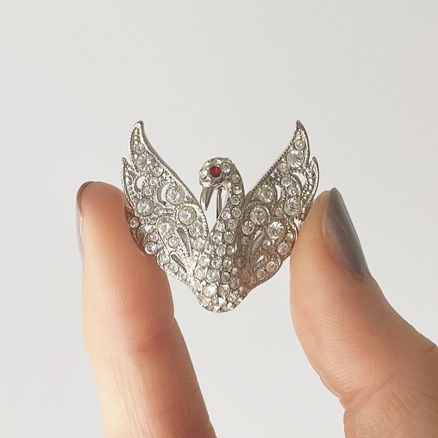 Attwood and Sawyer スワロフスキーのスワンのブローチ | ARLEQUIN