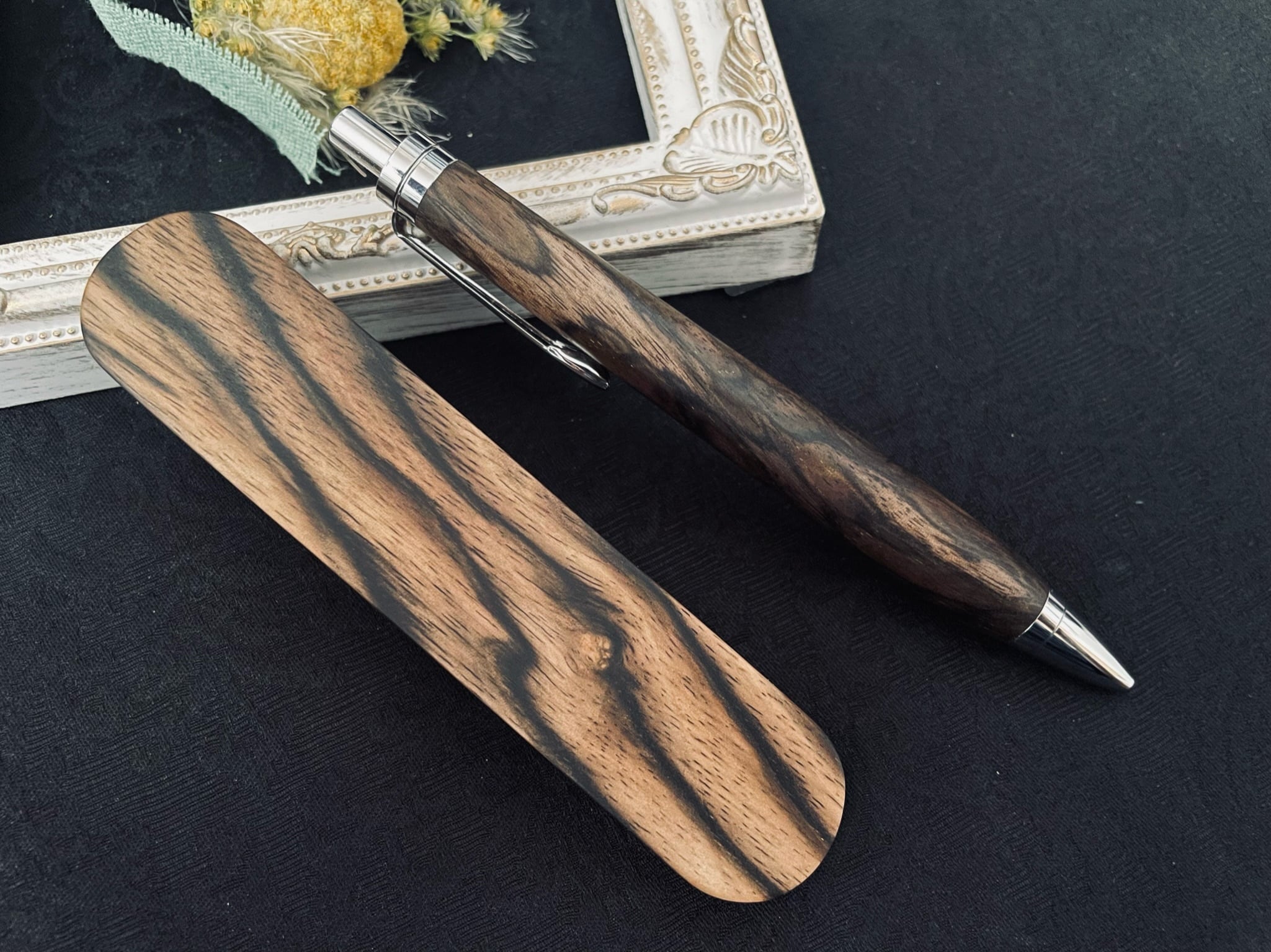 51:黒柿(墨流し)＆黒柿(孔雀杢)セット 木軸ペン＆ペントレイ | Flamberg