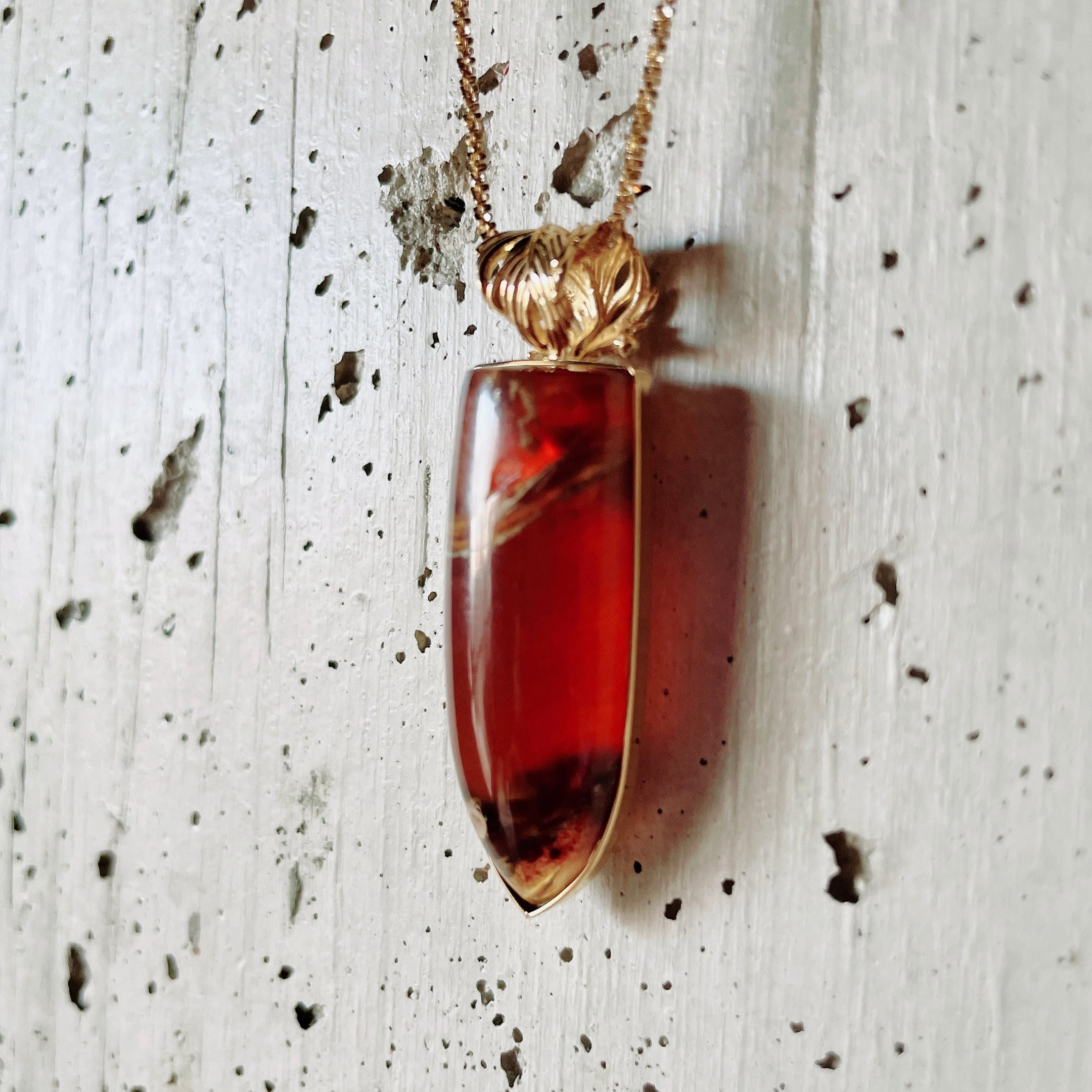 琥珀の破魔矢ペンダント | 博物ジュエリー E.JXOGA