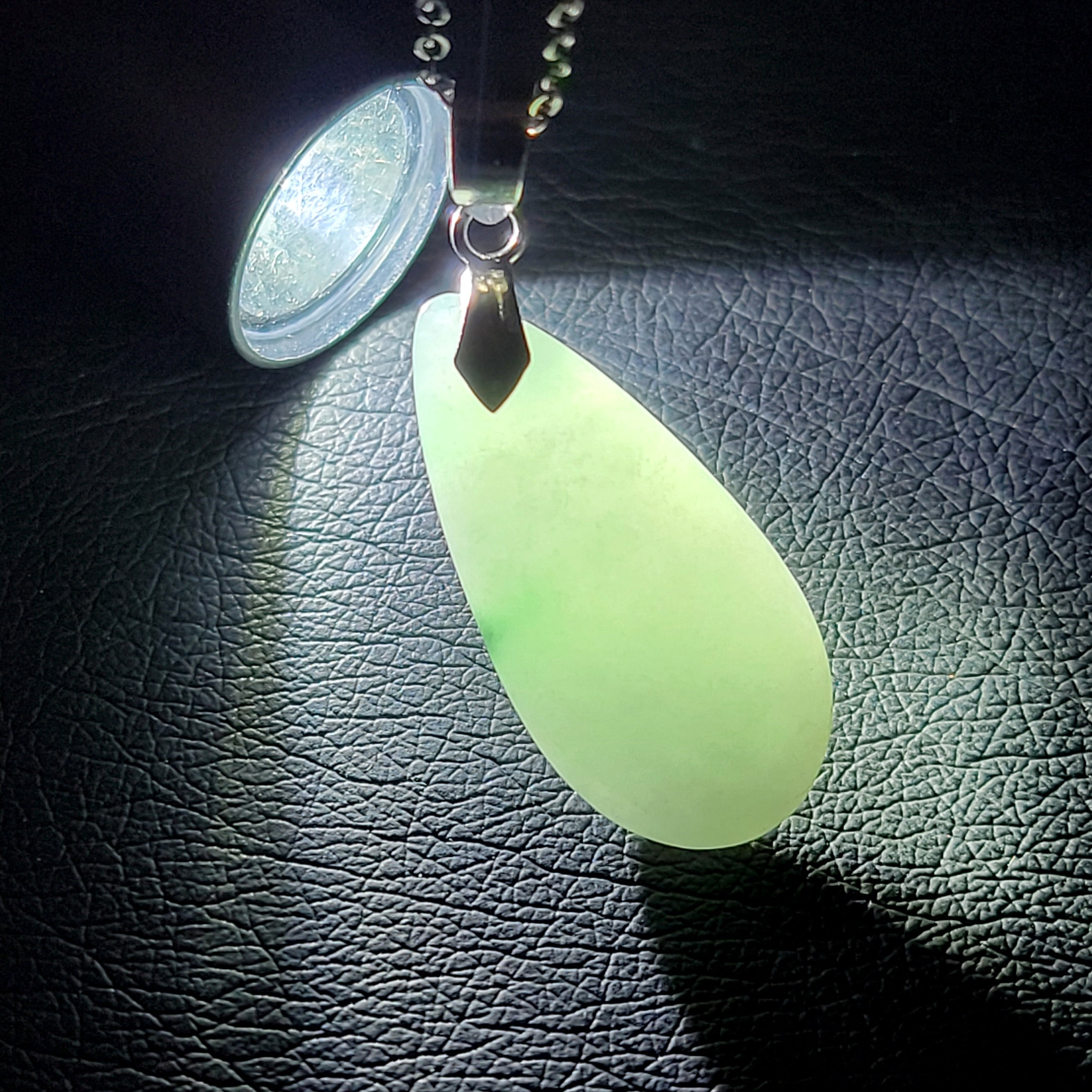 糸魚川翡翠:ペンダントトップ:金具シルバー(SV925)付き BPT0478